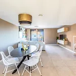 Stylish 4Bd Apt With Pool Access & Nearby Beach