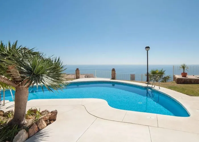 035 - Bright And Relaxing Two Bedroom Apartment With Sea Views From The Gardens
