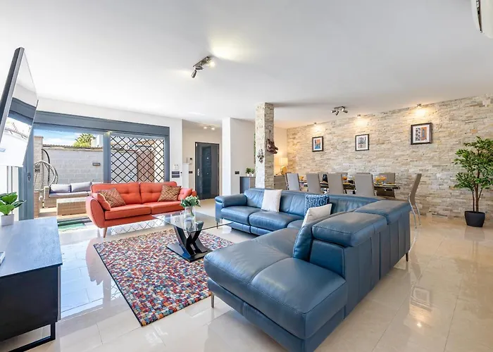797 Holiday Rentals - Modern Villa With Pool In Puerto Marina For 12