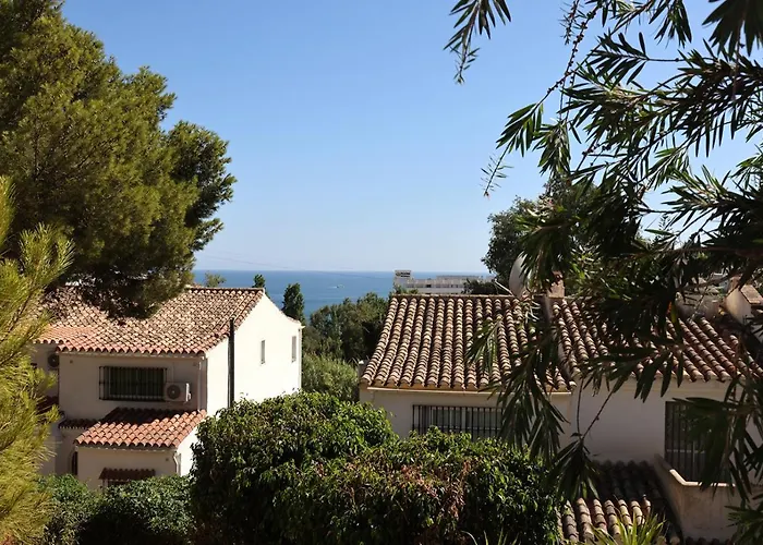 Quaint 2 Bedroom Townhouse With Pool Close To Sea!