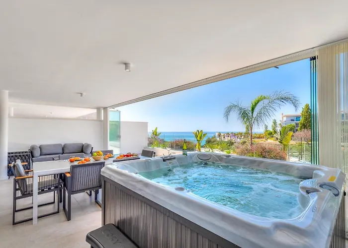 Luxury Apt. The One - Jacuzzi, Spa , Gym & Pool