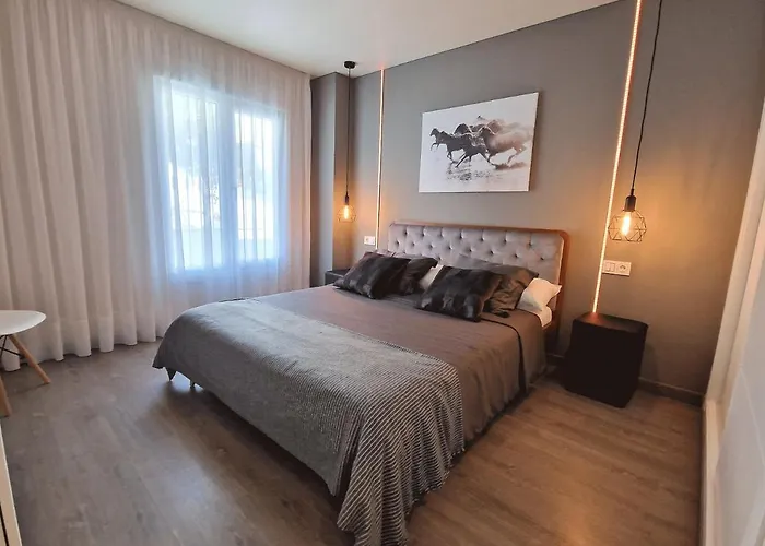 Emerald Apartment - Spacious Modern 2 Bedroom