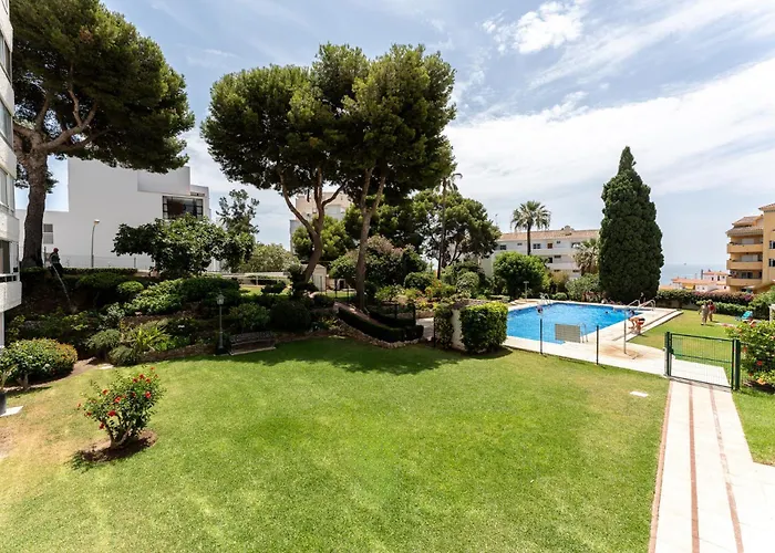 Coastal Charm Renovated 2Bed Apt, Pool, Sea Views