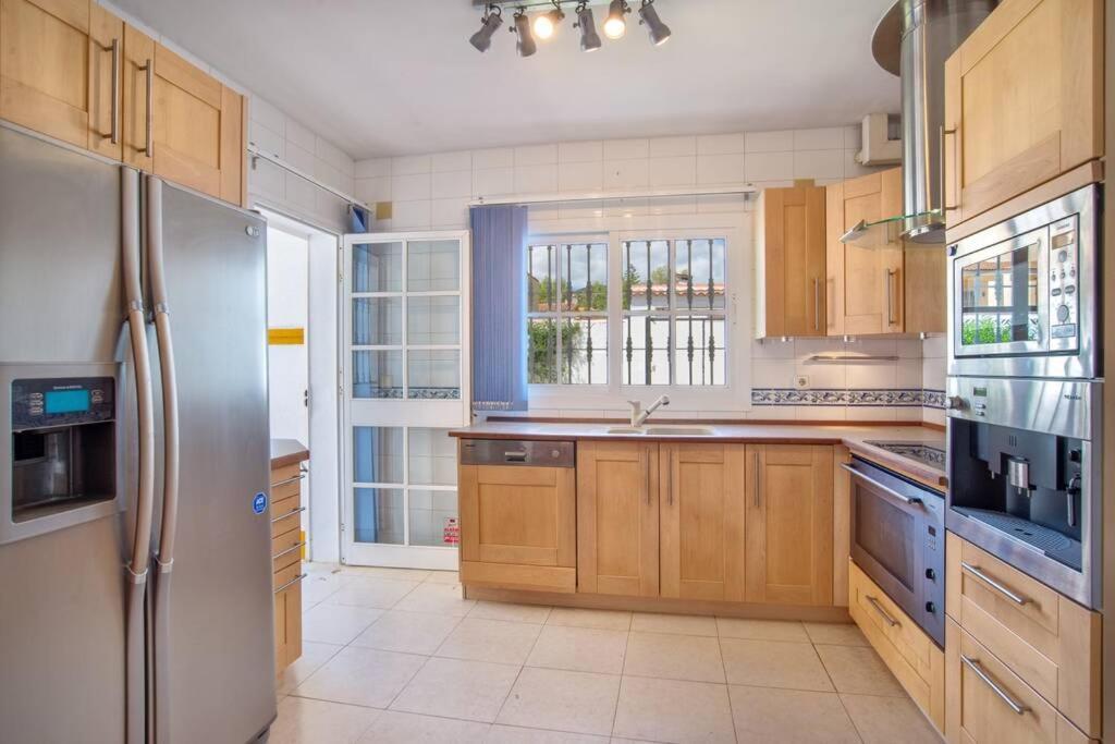 Villa Marina - 5 Min Walk To The Beach, Heated Pool, Spa, 5 Bedrooms Benalmadena