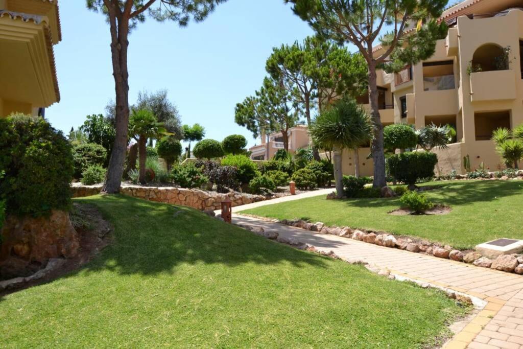 035 - Bright And Relaxing Two Bedroom With Sea Views From The Gardens