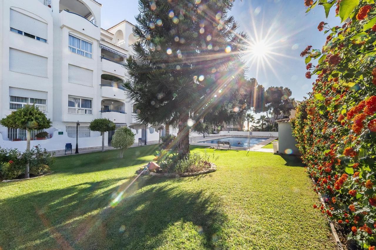 Luminoso Apartamento Con Terraza, Jardín Y Piscina.