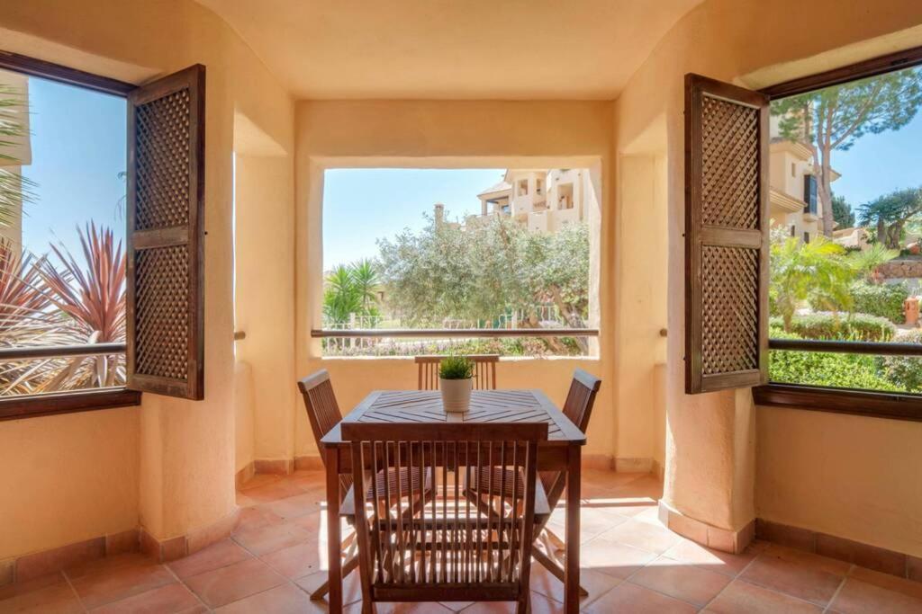 035 - Bright And Relaxing Two Bedroom With Sea Views From The Gardens *