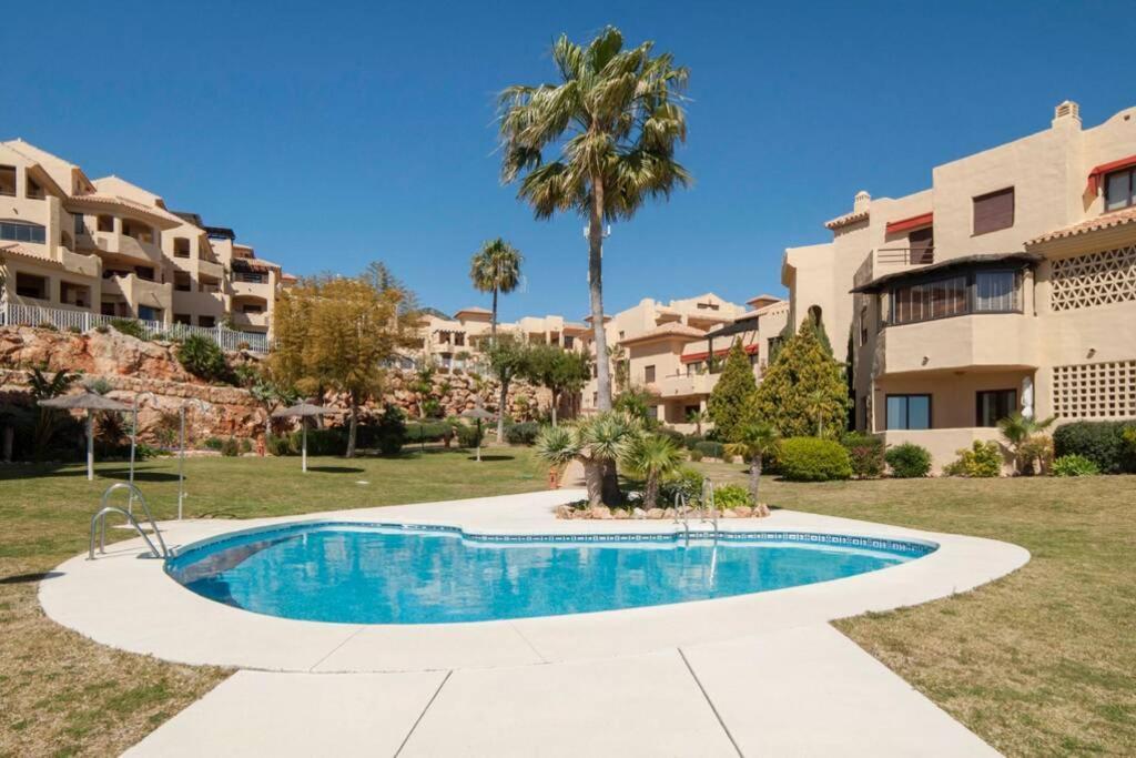 035 - Bright And Relaxing Two Bedroom With Sea Views From The Gardens *