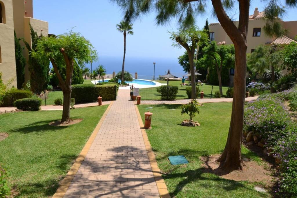 Apartment 035 - Bright And Relaxing Two Bedroom With Sea Views From The Gardens *