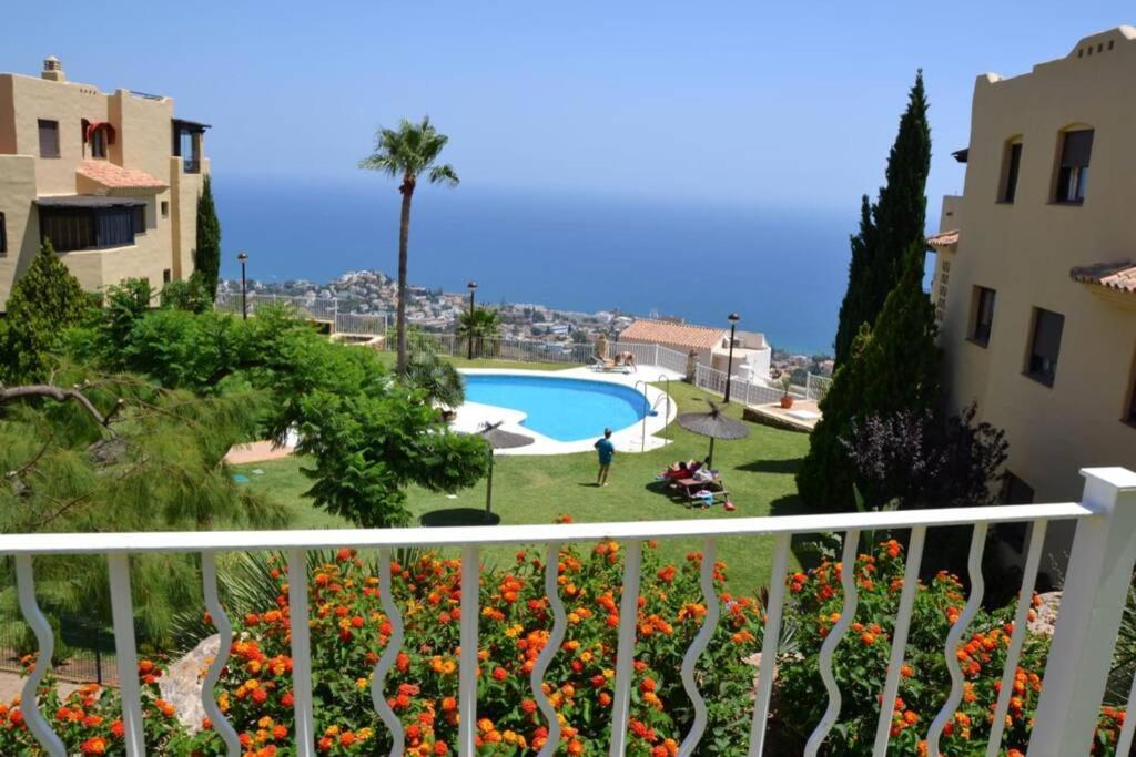 035 - Bright And Relaxing Two Bedroom With Sea Views From The Gardens