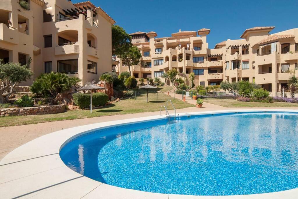 Apartment 035 - Bright And Relaxing Two Bedroom With Sea Views From The Gardens