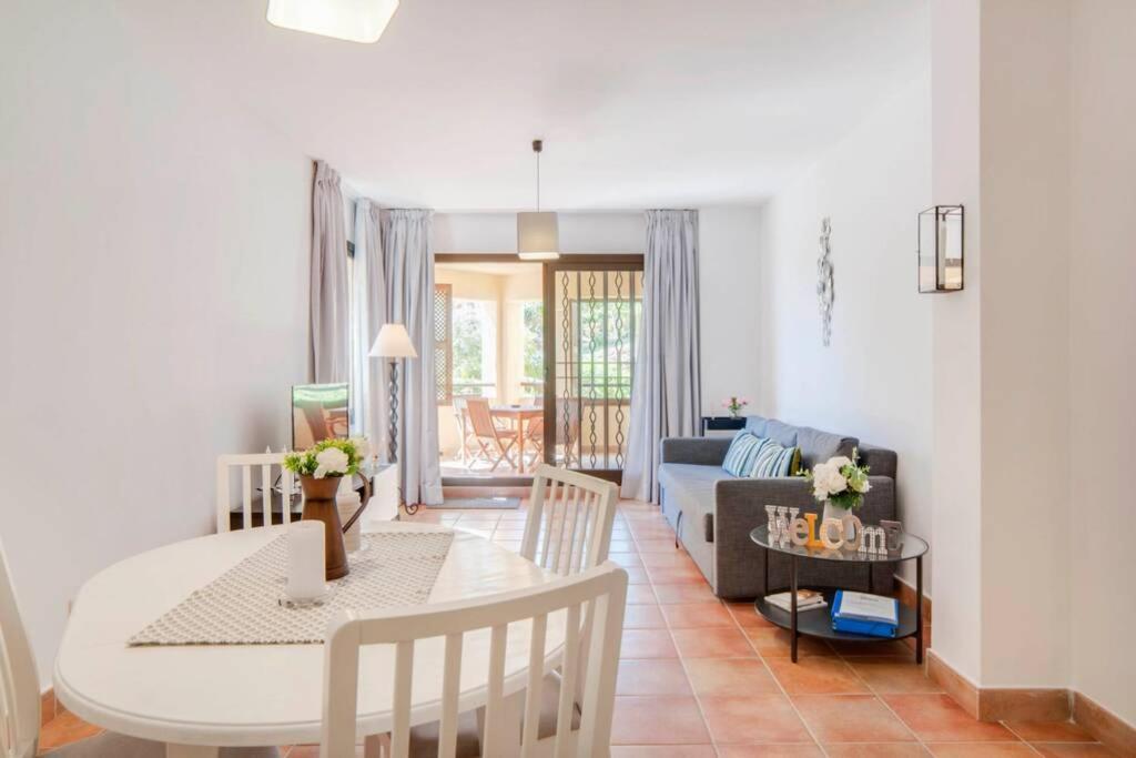 035 - Bright And Relaxing Two Bedroom With Sea Views From The Gardens