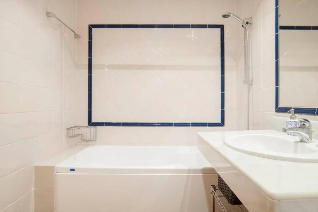 035 - Bright And Relaxing Two Bedroom With Sea Views From The Gardens *