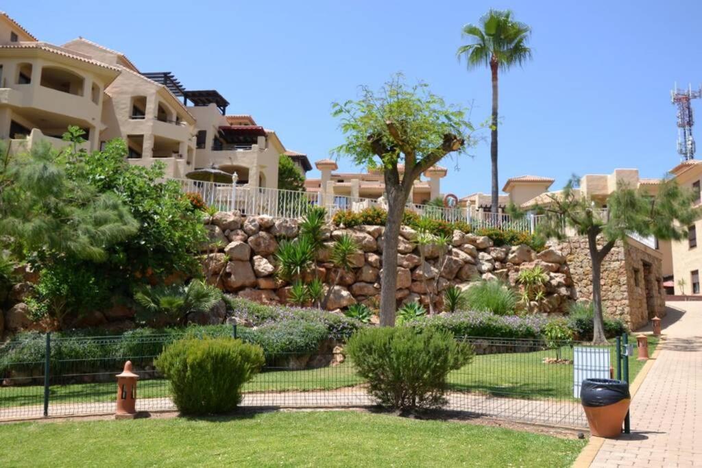 035 - Bright And Relaxing Two Bedroom With Sea Views From The Gardens Apartment