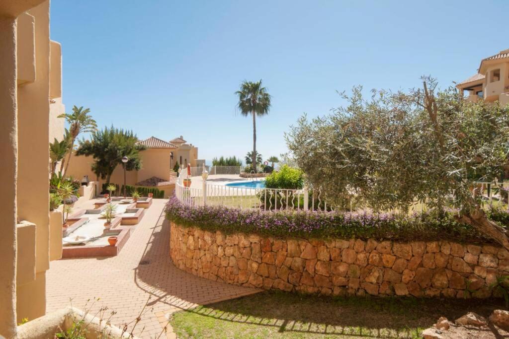 Apartment 035 - Bright And Relaxing Two Bedroom With Sea Views From The Gardens *