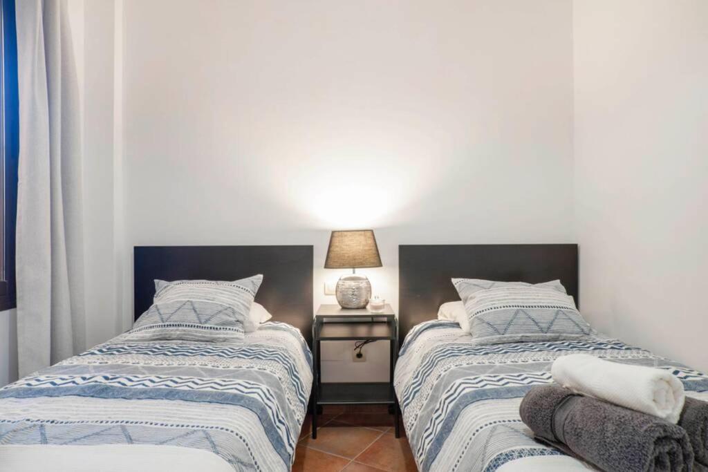 035 - Bright And Relaxing Two Bedroom With Sea Views From The Gardens *