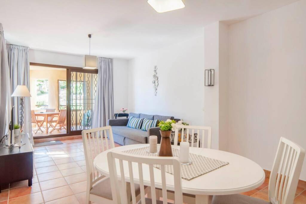 035 - Bright And Relaxing Two Bedroom With Sea Views From The Gardens