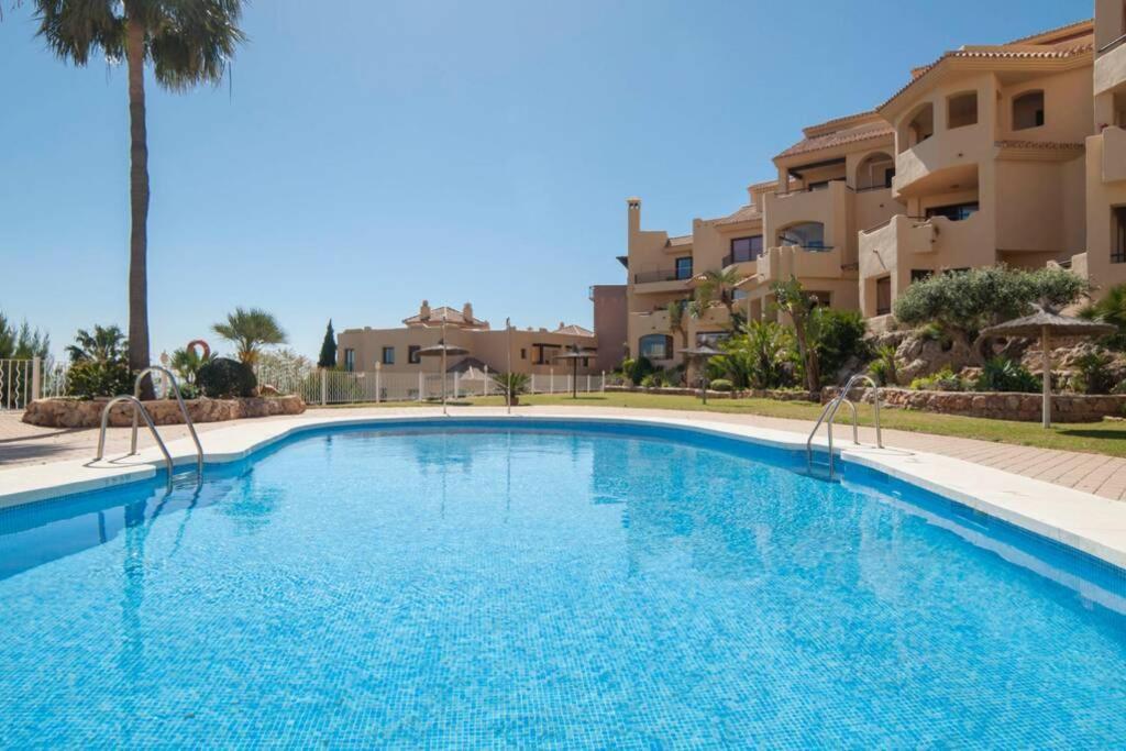 035 - Bright And Relaxing Two Bedroom With Sea Views From The Gardens *