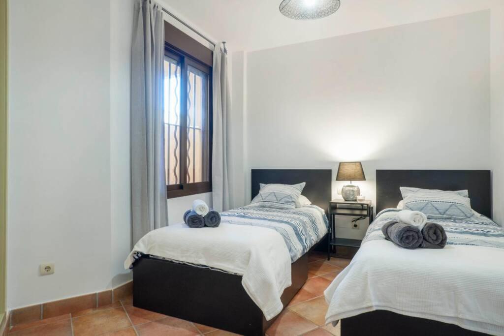035 - Bright And Relaxing Two Bedroom With Sea Views From The Gardens *