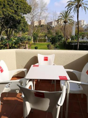Beachfront Oasis: Sea View With Pool In Apartment Benalmadena