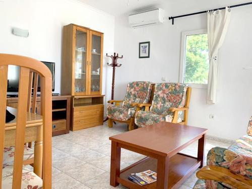 Beachfront Oasis: Sea View With Pool In Apartment *