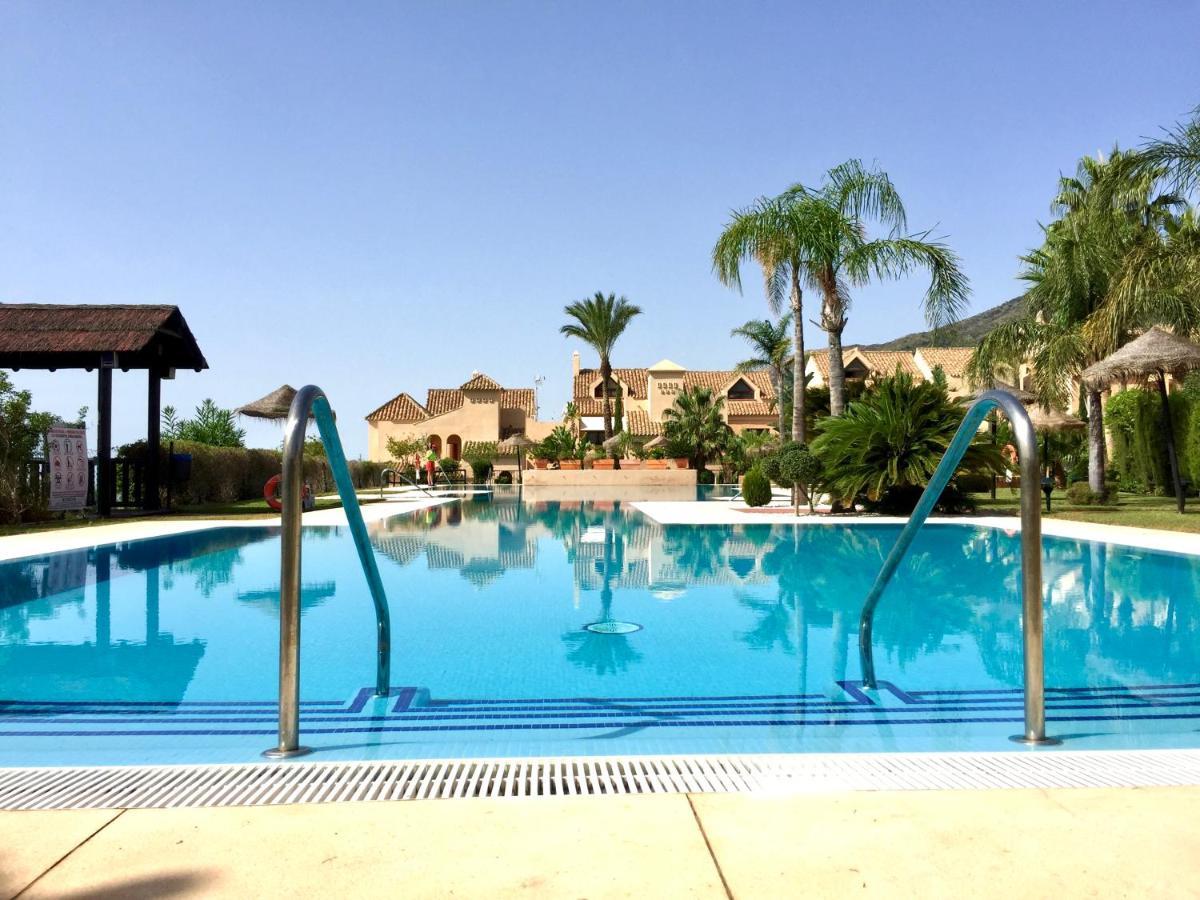 Bayview, - Luxurious With Views, Garden, Community Pool And A Padel Court