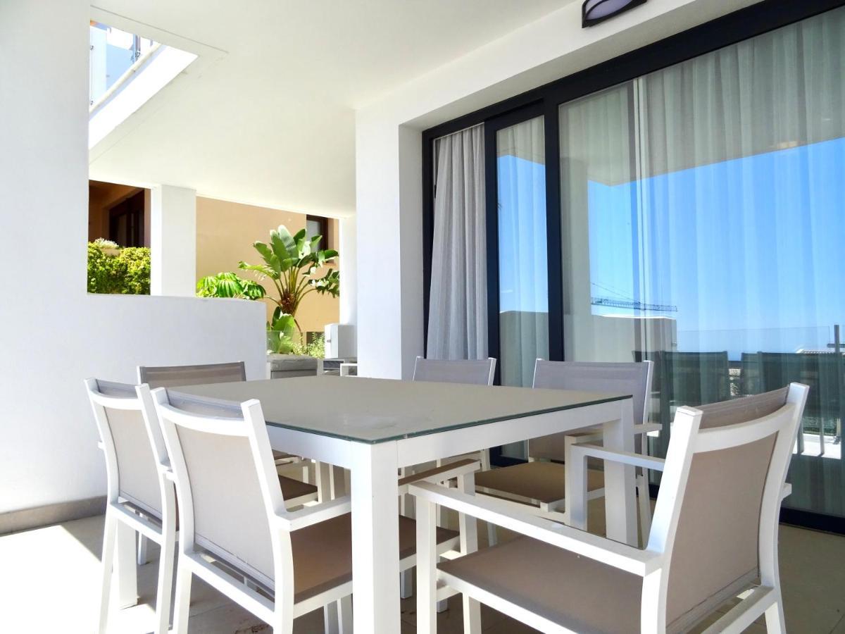 Bayview, - Luxurious With Views, Garden, Community Pool And A Padel Court