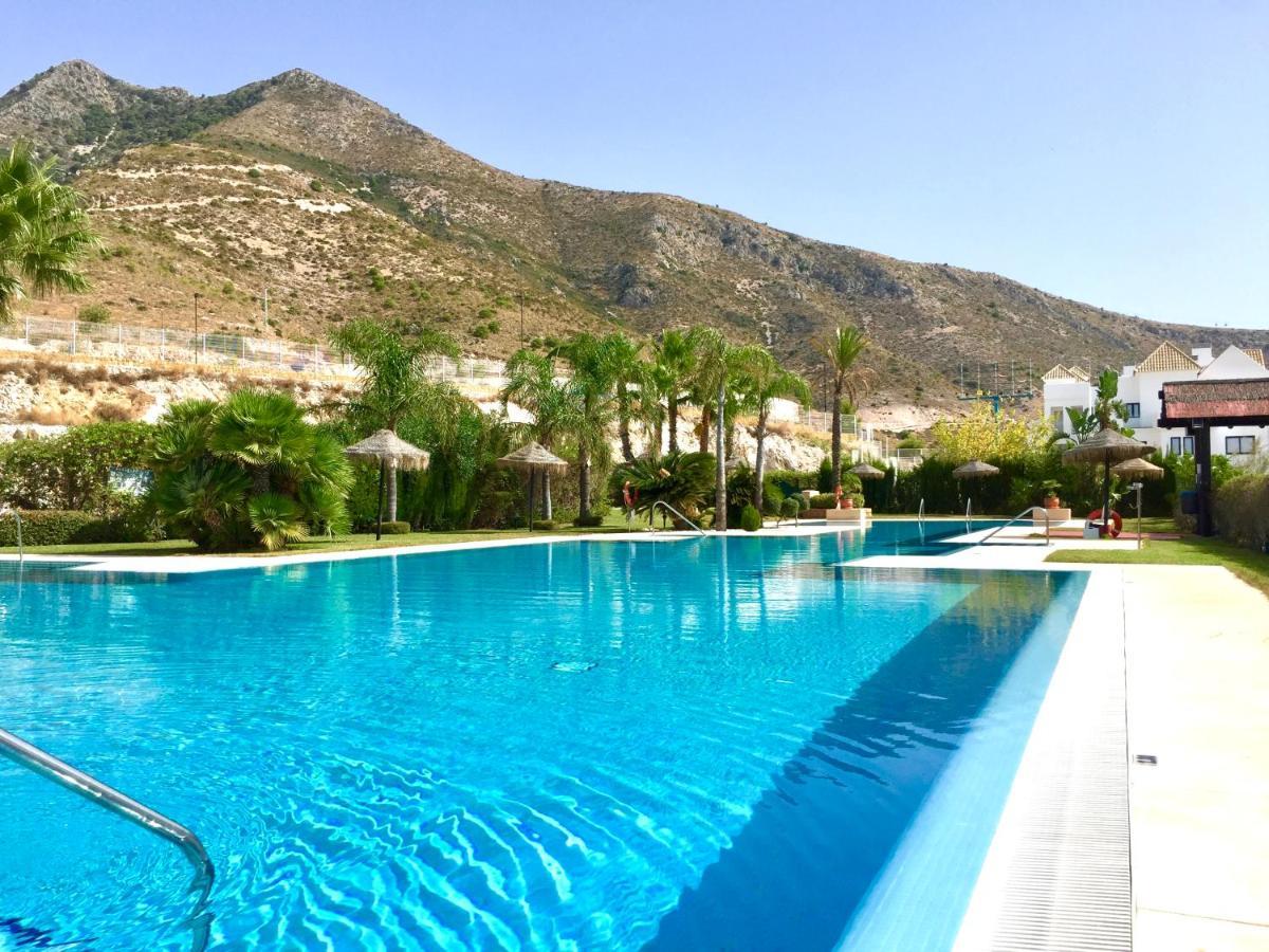 Bayview, - Luxurious With Views, Garden, Community Pool And A Padel Court Apartment