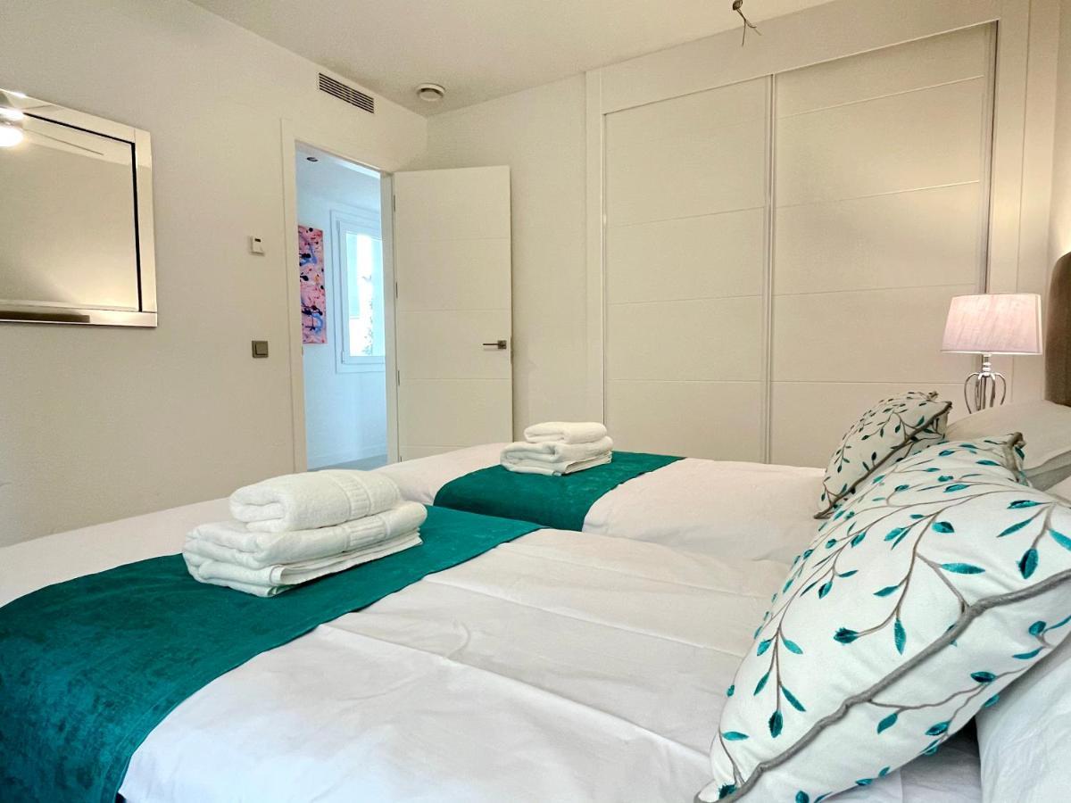 Bayview, - Luxurious With Views, Garden, Community Pool And A Padel Court Apartment *