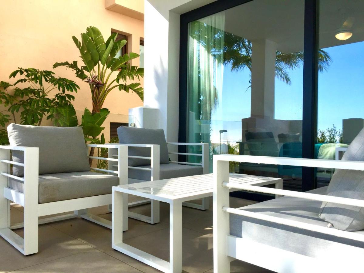 Bayview, - Luxurious With Views, Garden, Community Pool And A Padel Court *