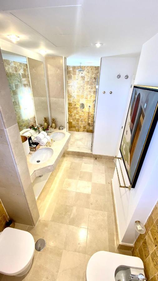 Villa Mondrian Luxury &
