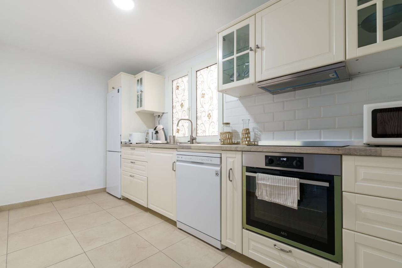 Chic Beachfront Flat With Amazing Sea Views And Private Indoor Parking Apartment