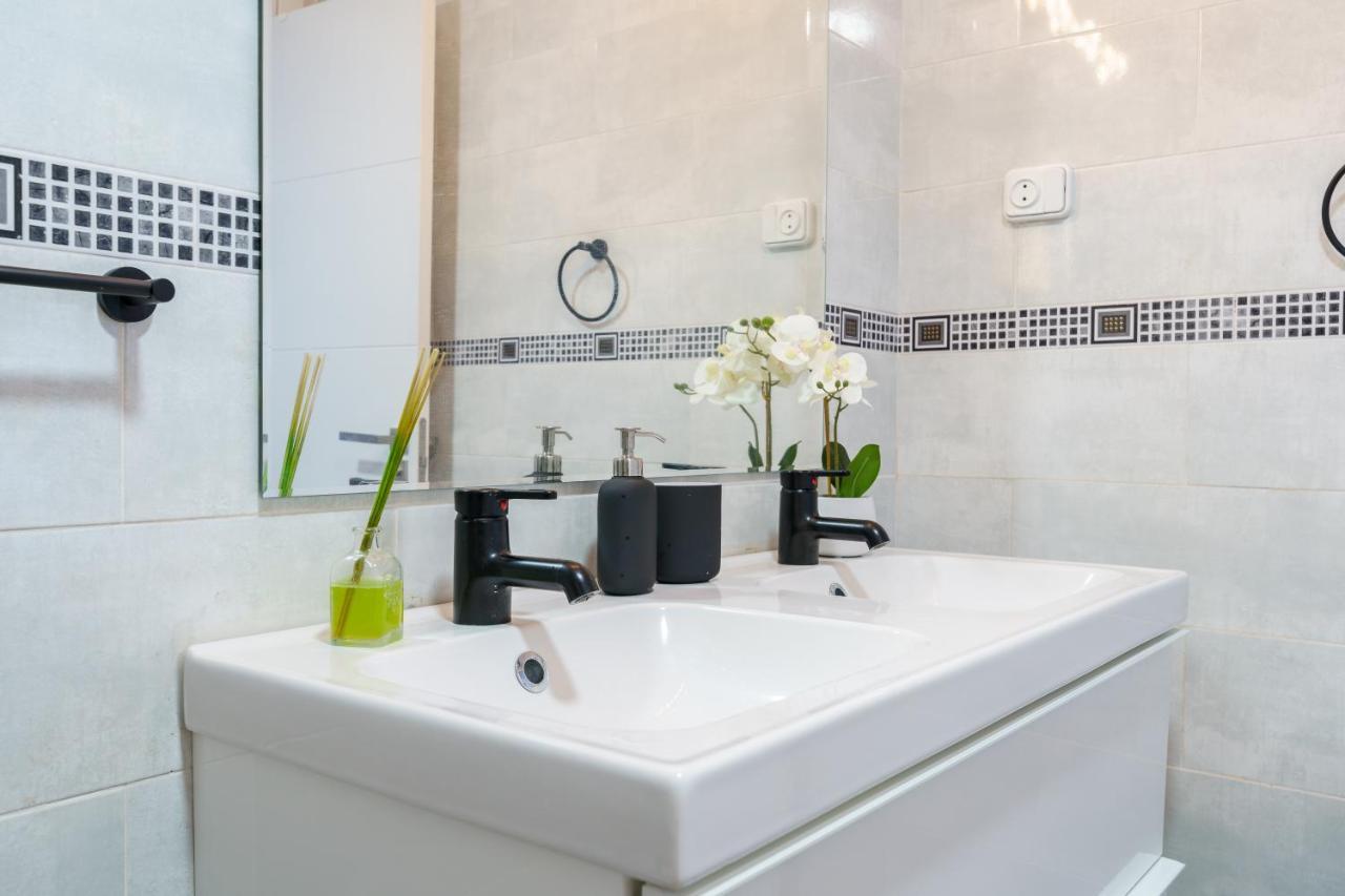 Chic Beachfront Flat With Amazing Sea Views And Private Indoor Parking Benalmadena