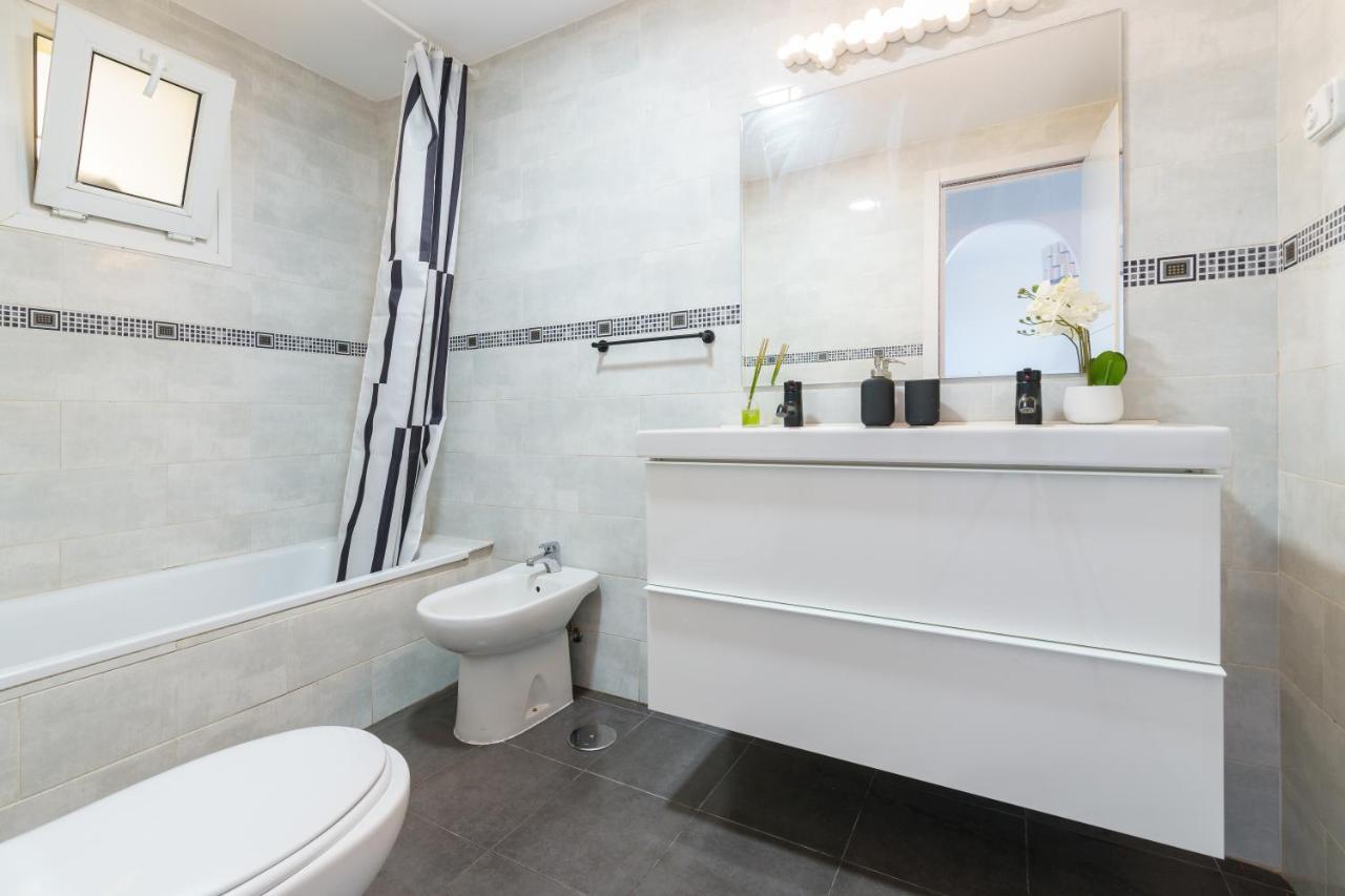 Chic Beachfront Flat With Amazing Sea Views And Private Indoor Parking