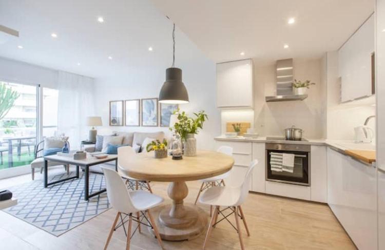 Apartment Premium In Benalbeach,