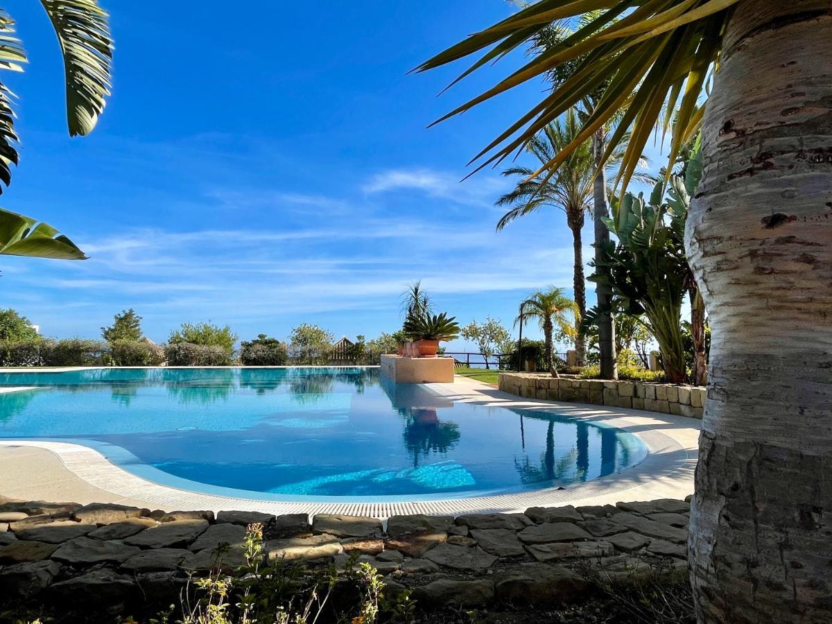 Bayview, - Luxurious With Views, Garden, Community Pool And A Padel Court Apartment