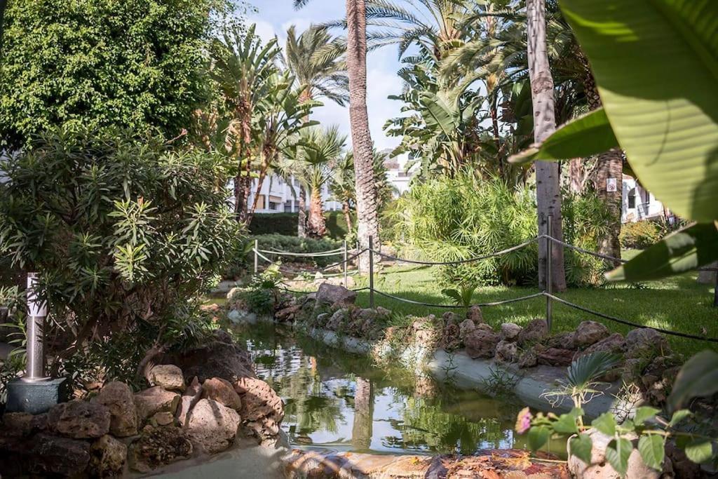 Apartment Lovely 2 Bedroom W/ Large Garden + Pools