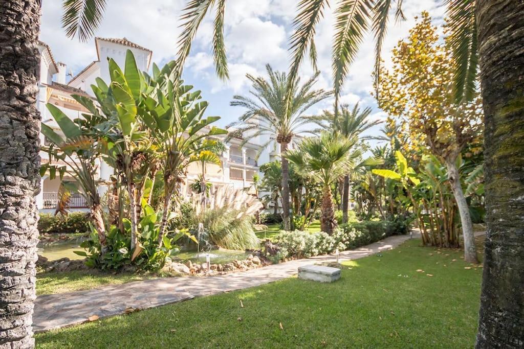 Apartment Lovely 2 Bedroom W/ Large Garden + Pools *