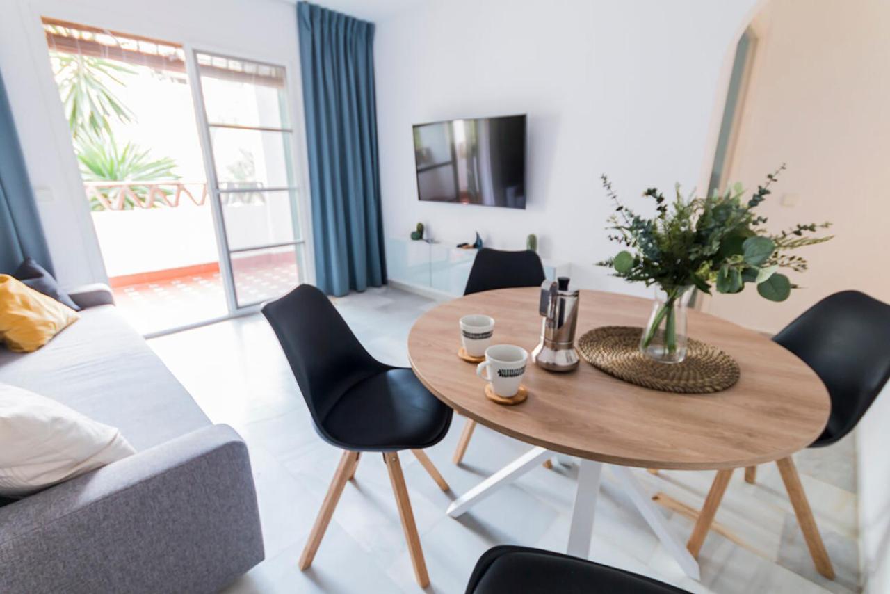 Lovely 2 Bedroom W/ Large Garden + Pools Apartment
