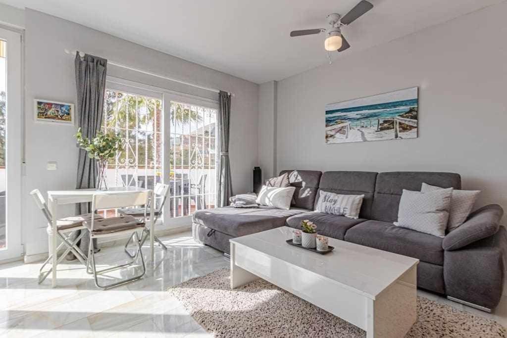 797holidayrentals- En Torremuelle Con Terraza Y Piscina Appartement Benalmádena