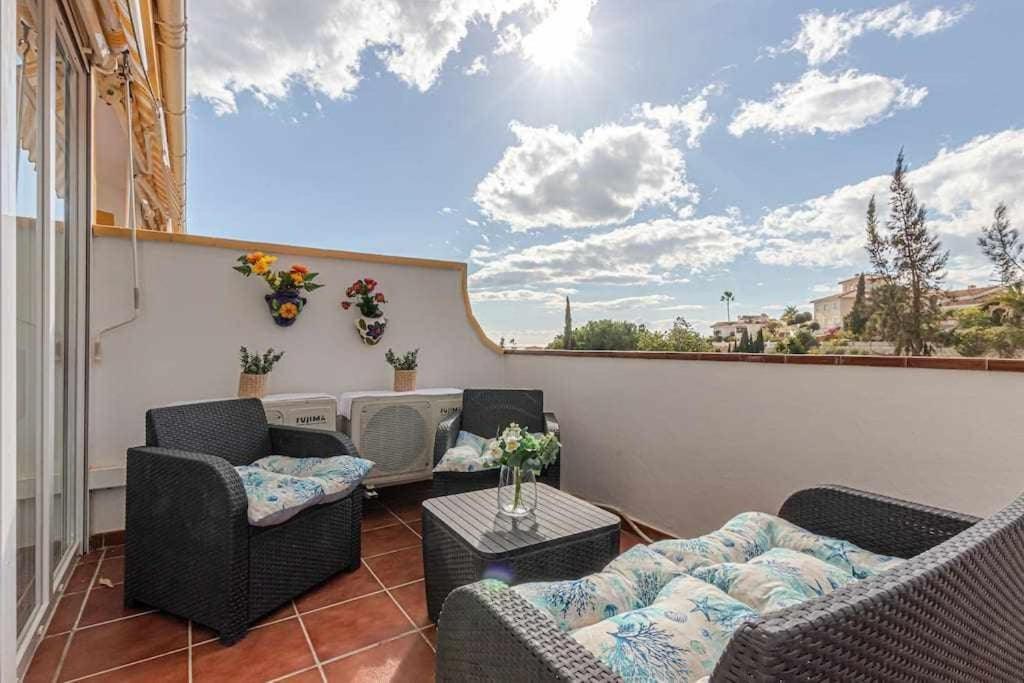 797holidayrentals- En Torremuelle Con Terraza Y Piscina * Benalmádena