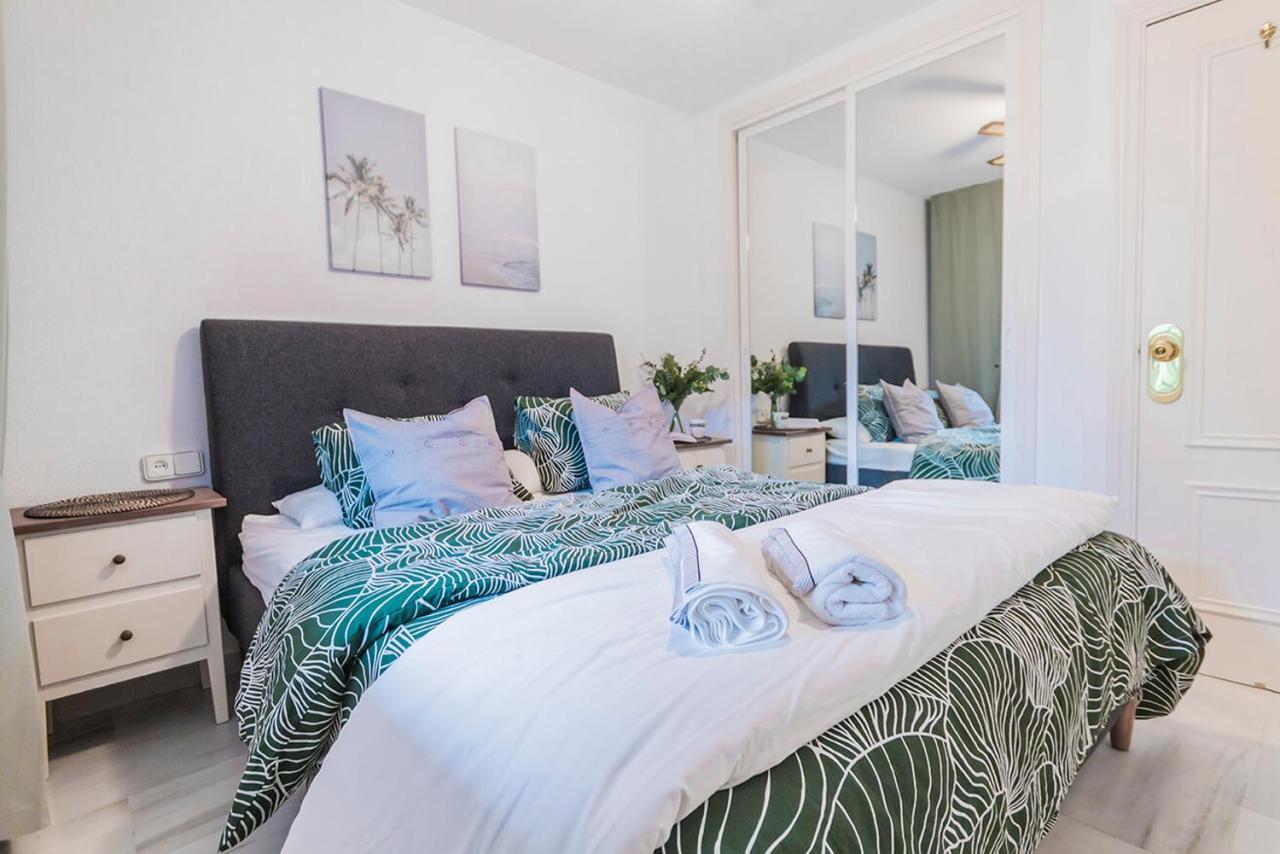 Lovely 2 Bedroom W/ Large Garden + Pools Apartamento