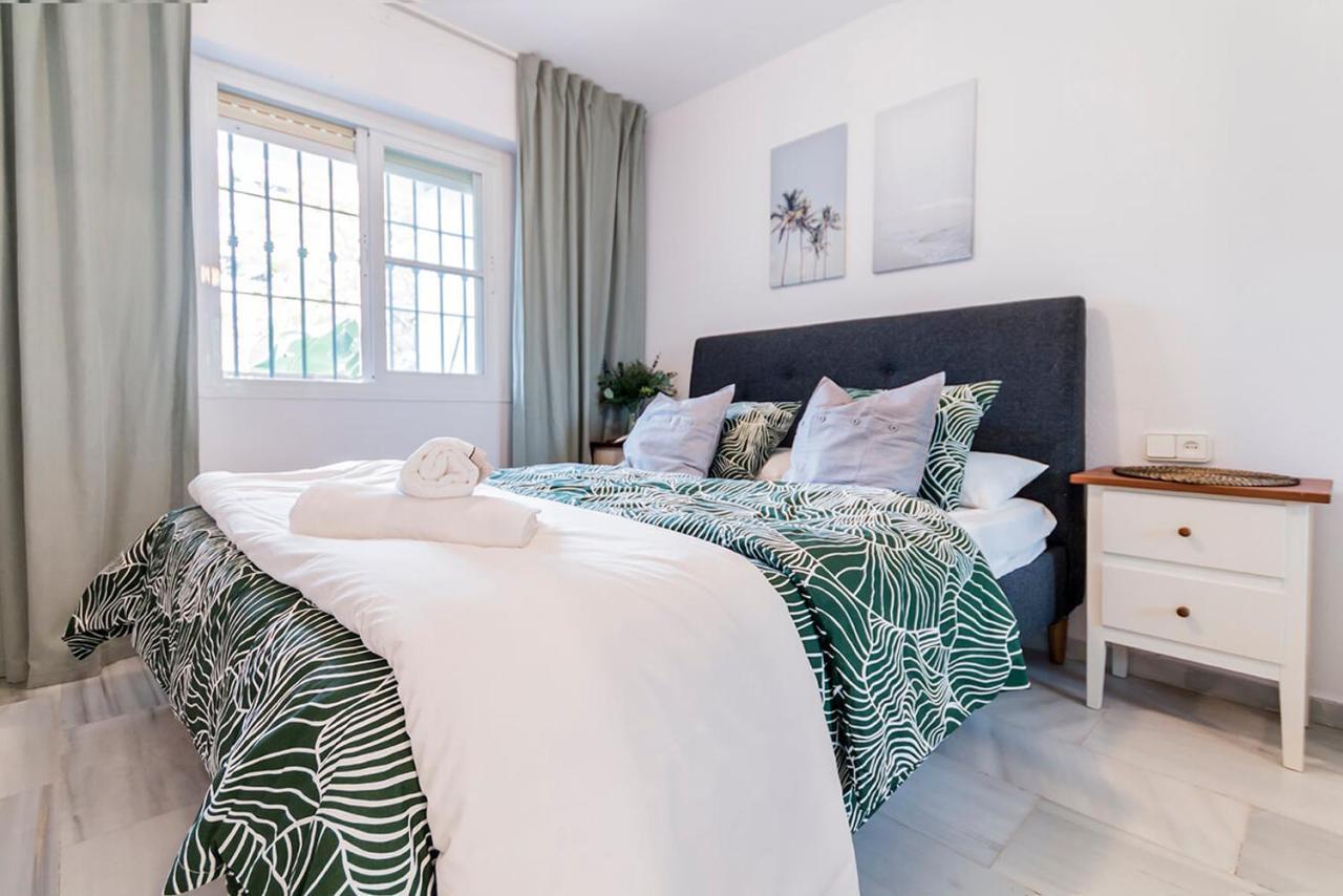 Lovely 2 Bedroom W/ Large Garden + Pools Apartment *