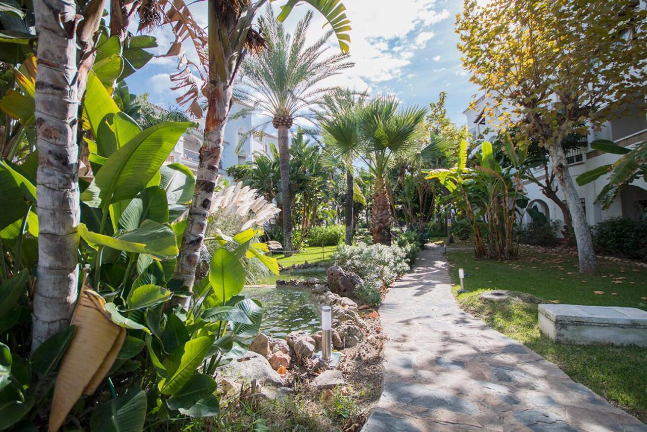 Lovely 2 Bedroom W/ Large Garden + Pools Apartment *