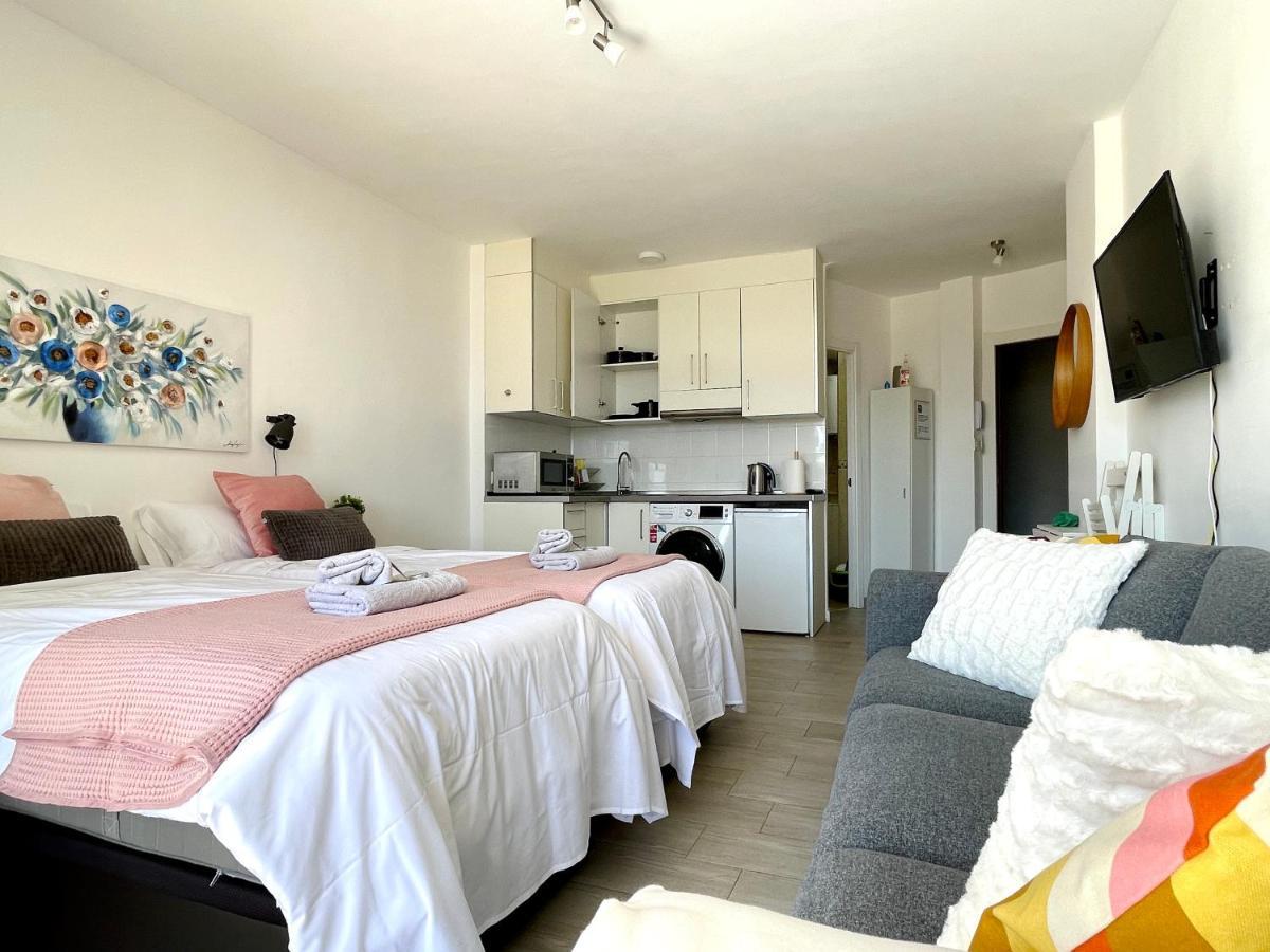 Benalmádena studio home with sea view, very near the beach