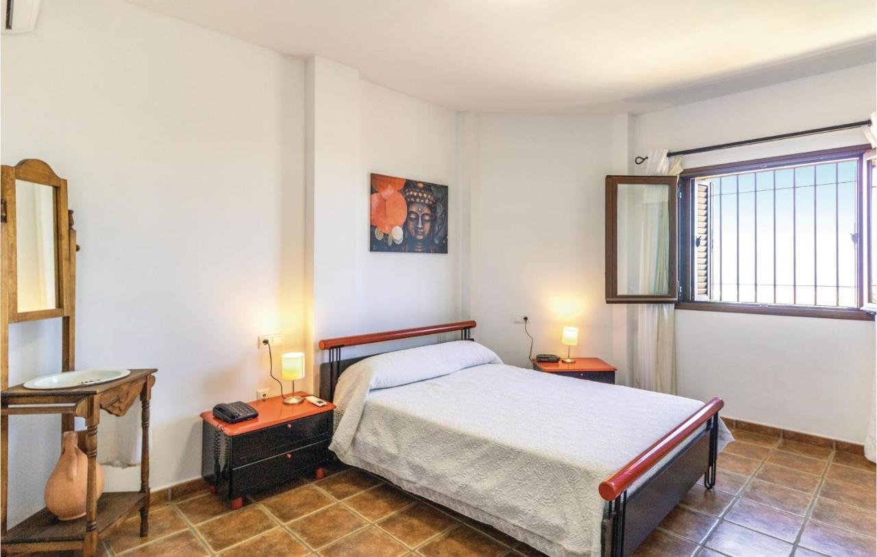 In With 5 Bedrooms, Wifi And Outdoor Swimming Pool *