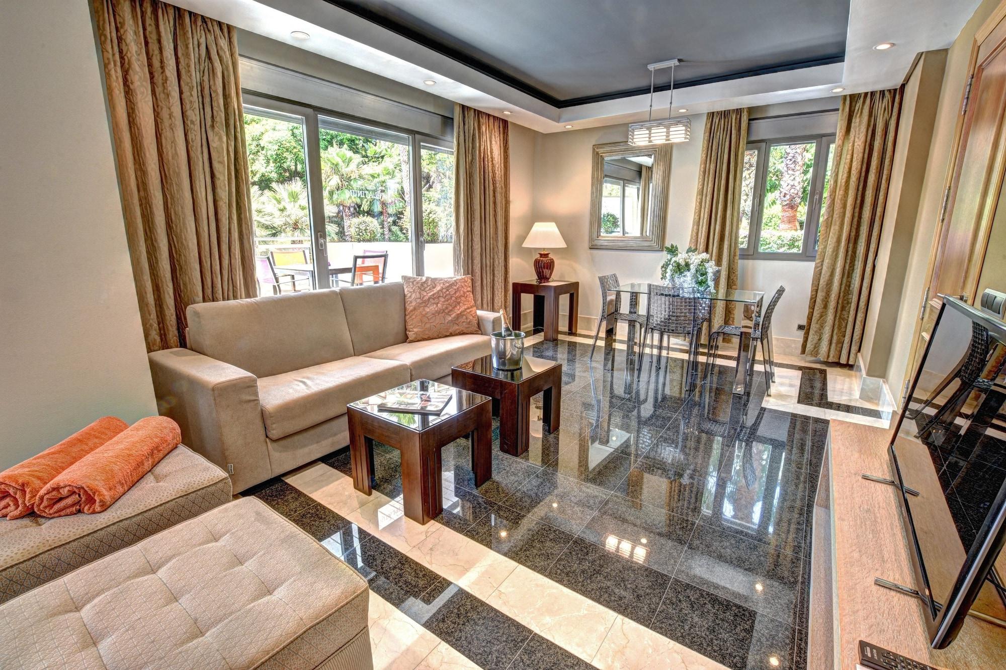Aparthotel Artplatinum &