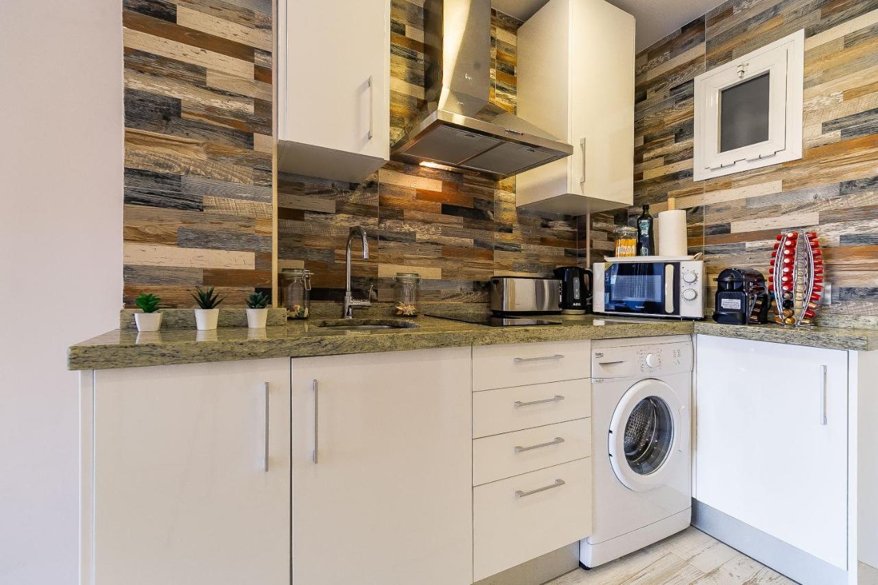 Sun Coast -- Superb With 4 Pools, Gardens & Breakfast Apartment