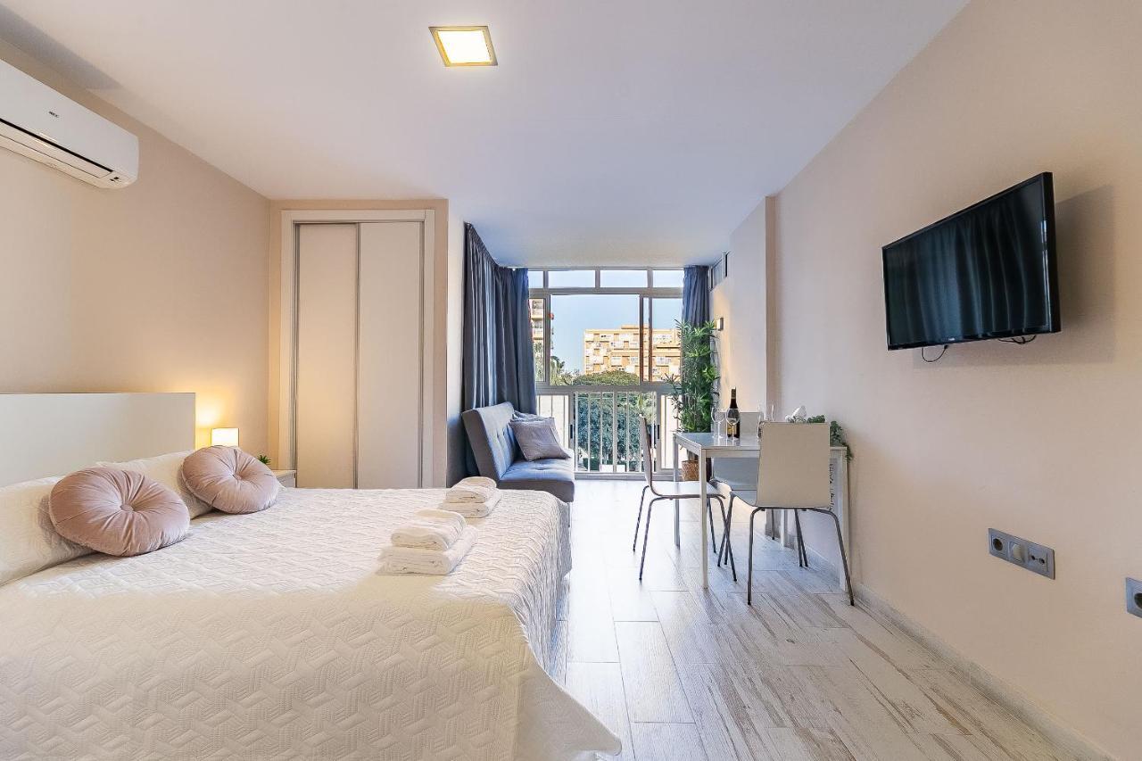 Sun Coast -- Superb With 4 Pools, Gardens & Breakfast *