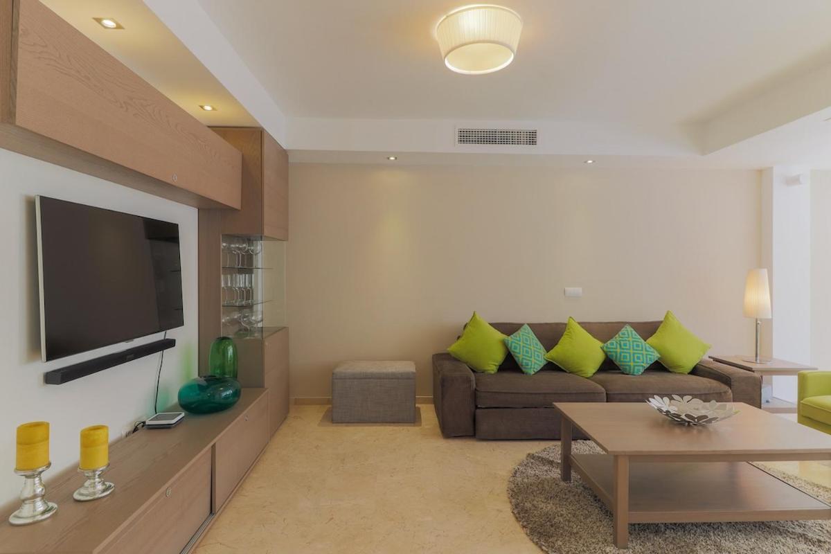C43 - Family House With Terrace And Shared Pool Holiday home